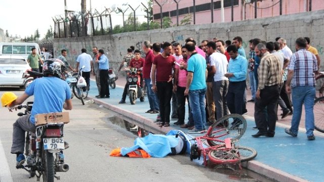 Bisikletten Düşen Genç Tır'ın Altında Kalarak Can Verdi